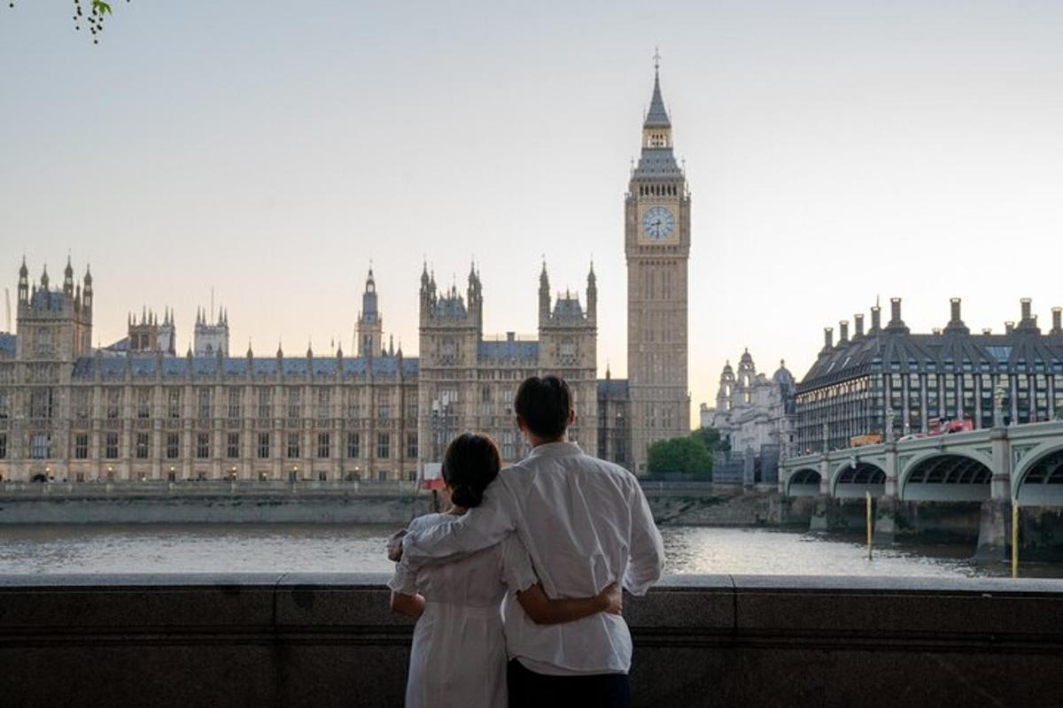 Muž a žena se dívají na věž s hodinami Big Ben