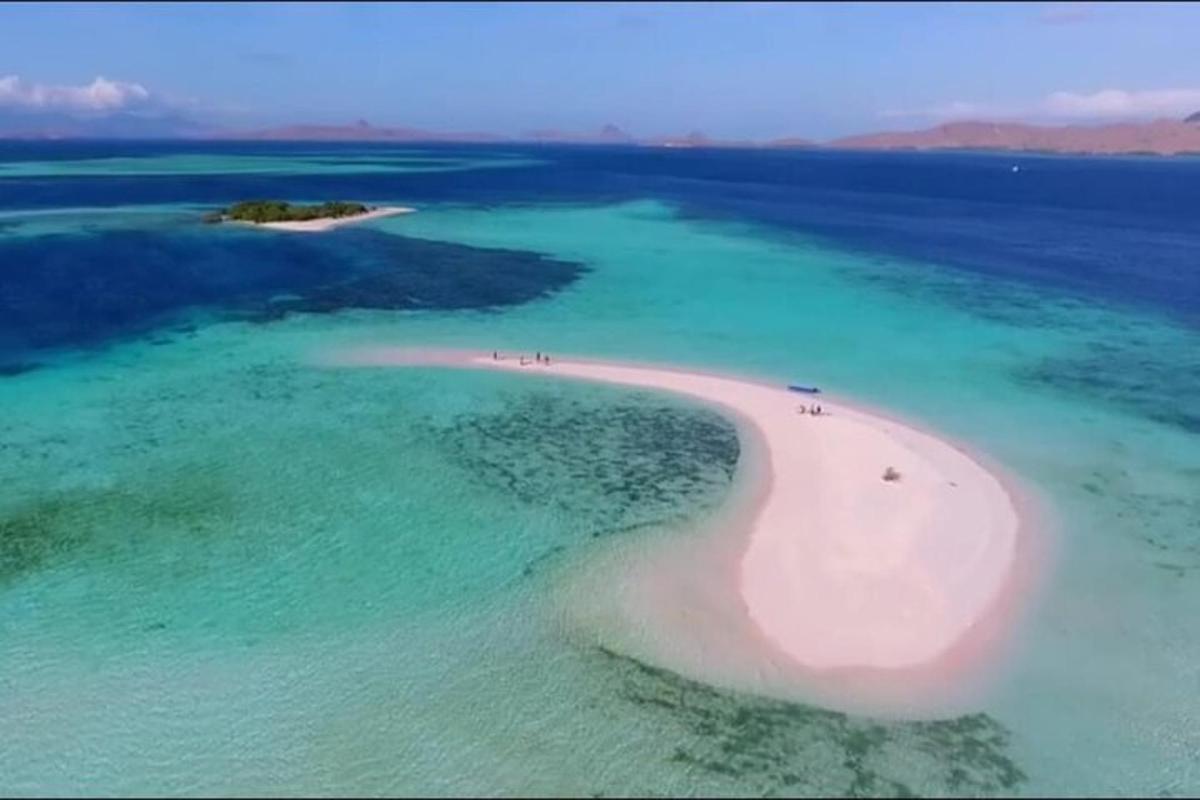 sebuah pulau dengan pulau putih besar di dalam air
