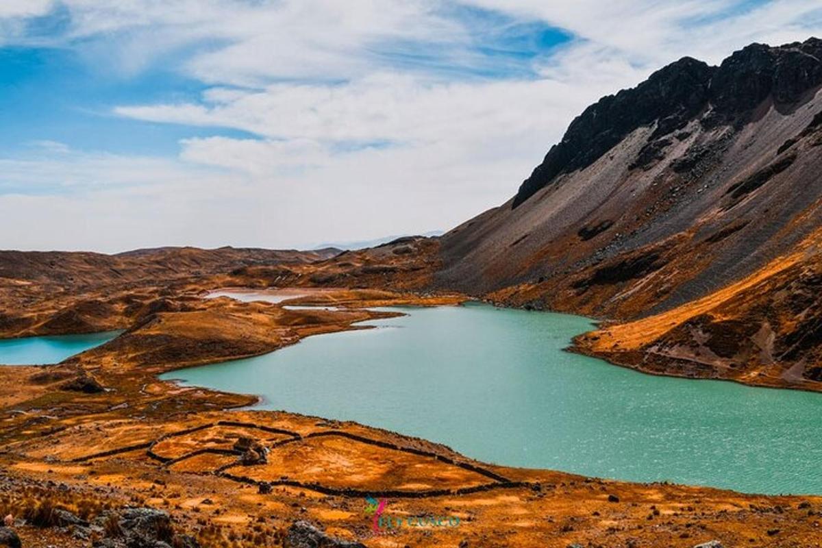山中的湖泊