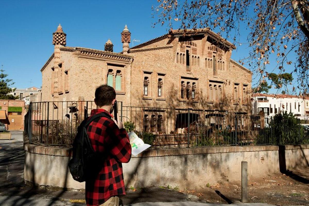 un bărbat care stă în fața unei clădiri vechi