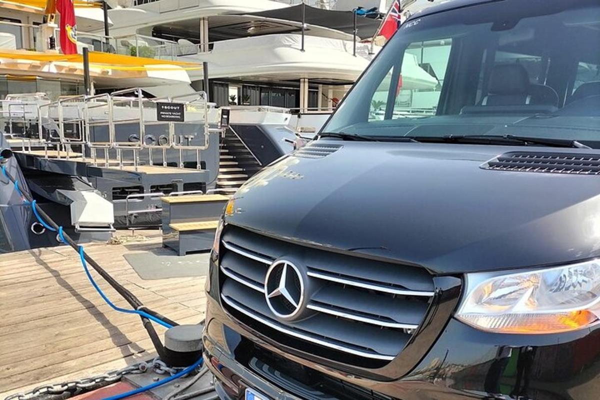 Mercedes sa pripája k lodi