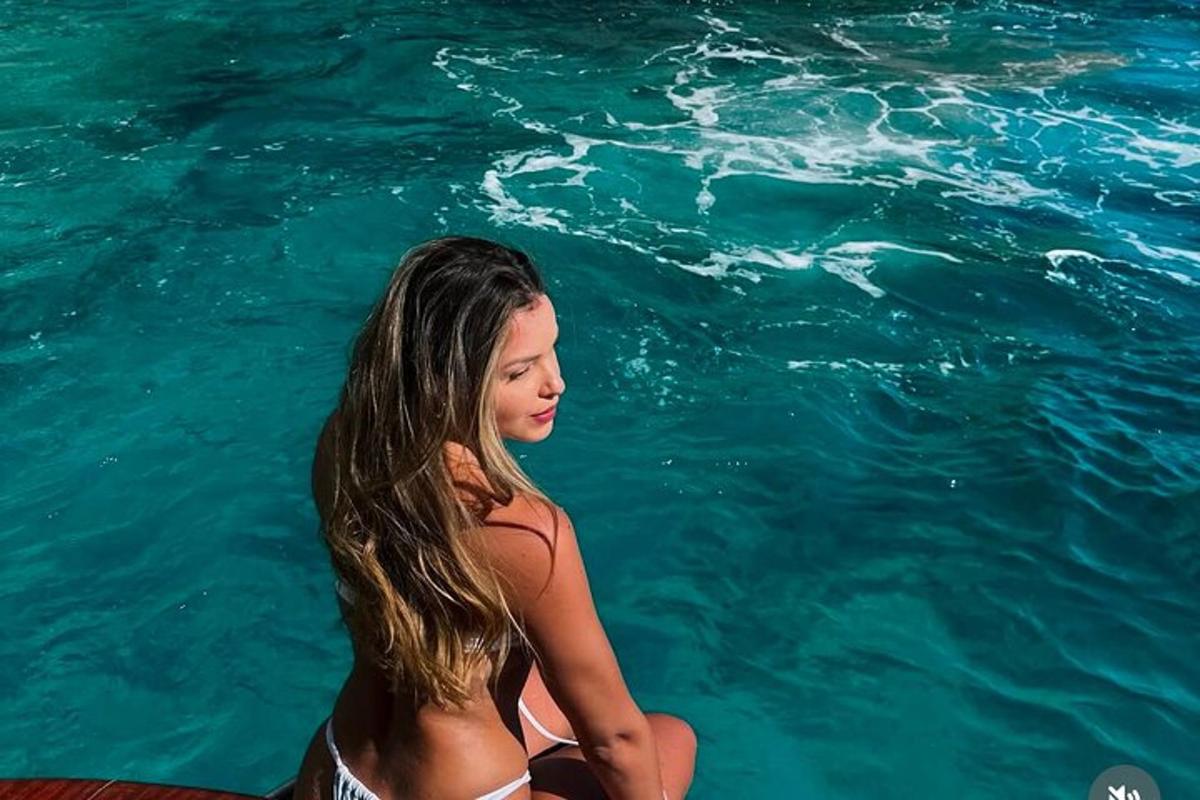 una giovane donna in bikini seduta in acqua