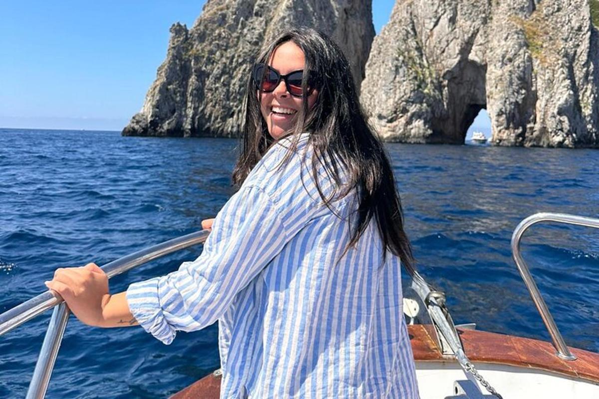 una donna su una barca in acqua