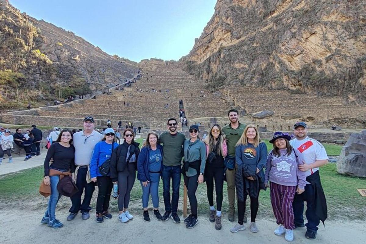 Un grupo de personas posando para una foto frente a una montaña.