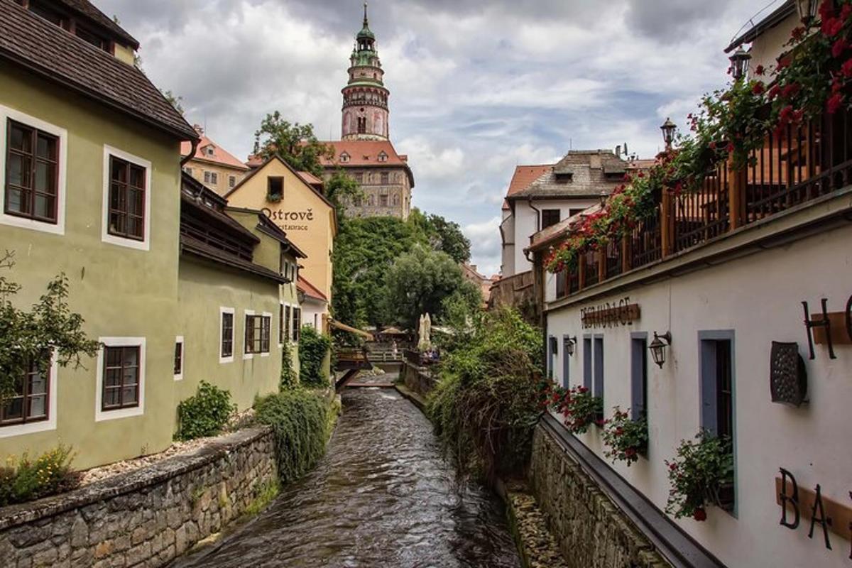 Un río en medio de una ciudad con edificios.