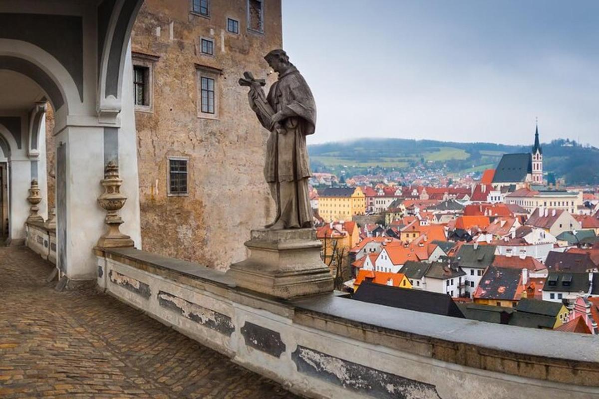 socha muže shlížejícího na město