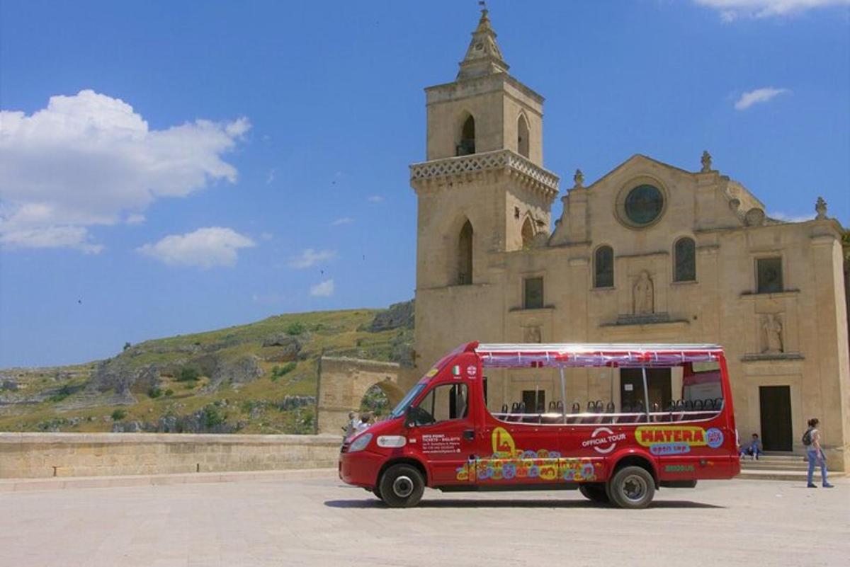 une camionnette rouge garée devant une église