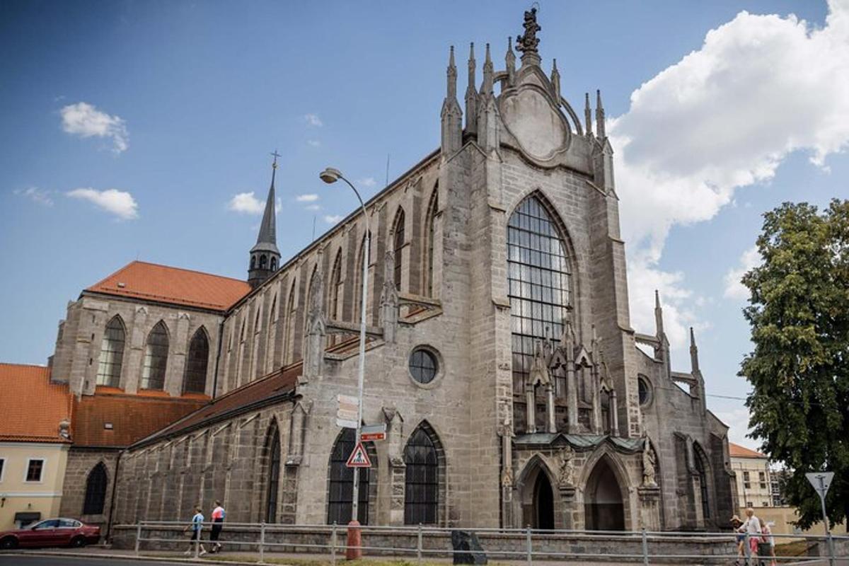 velký kamenný kostel s hodinami