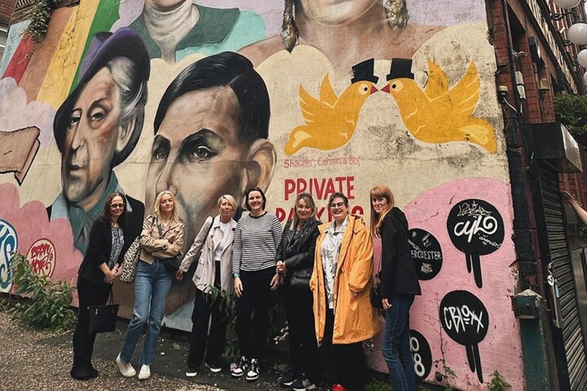 um grupo de pessoas em pé em frente a um mural