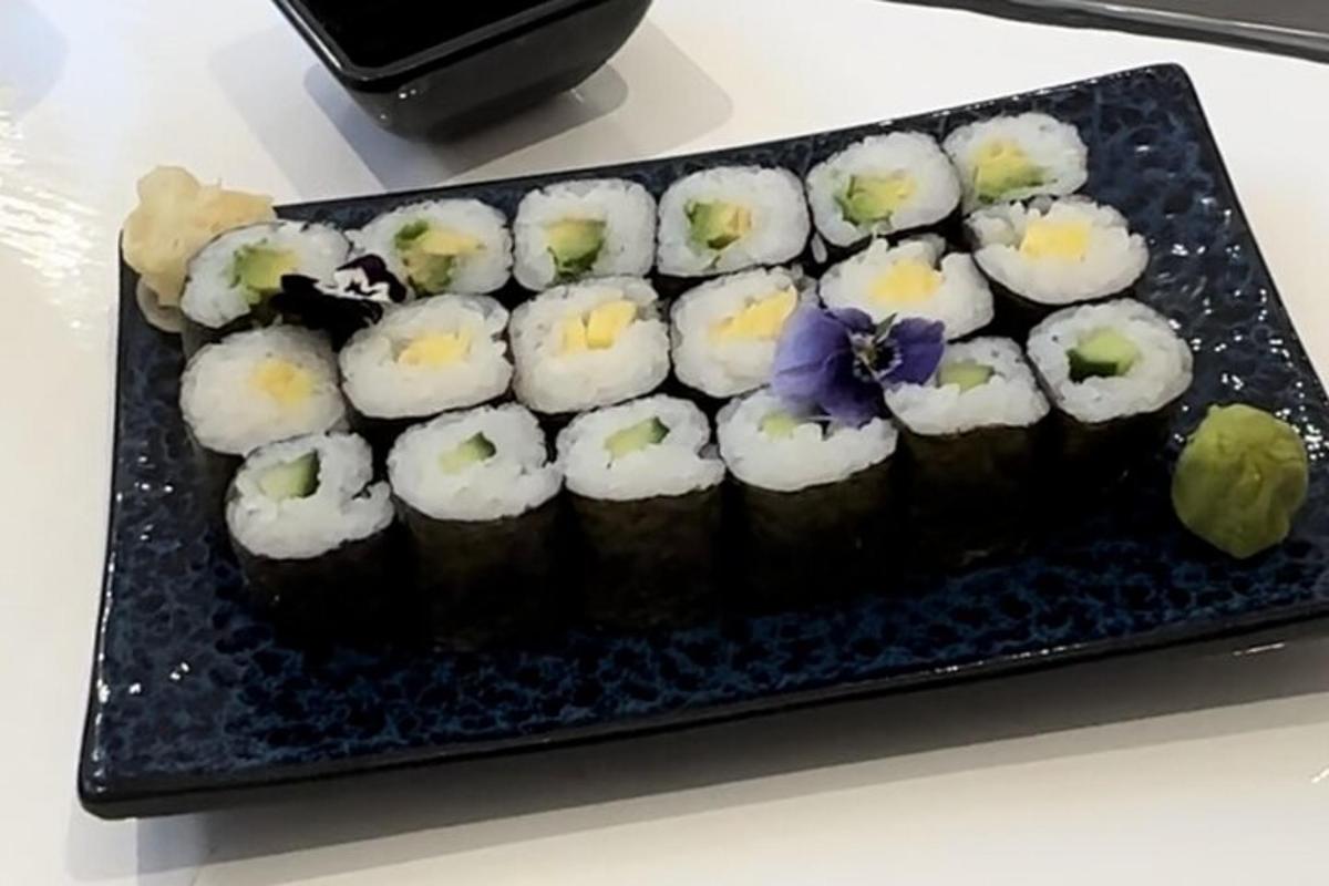 dort se sushi na talíři na stole