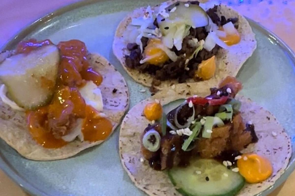 talíř jídla s tacos na stole