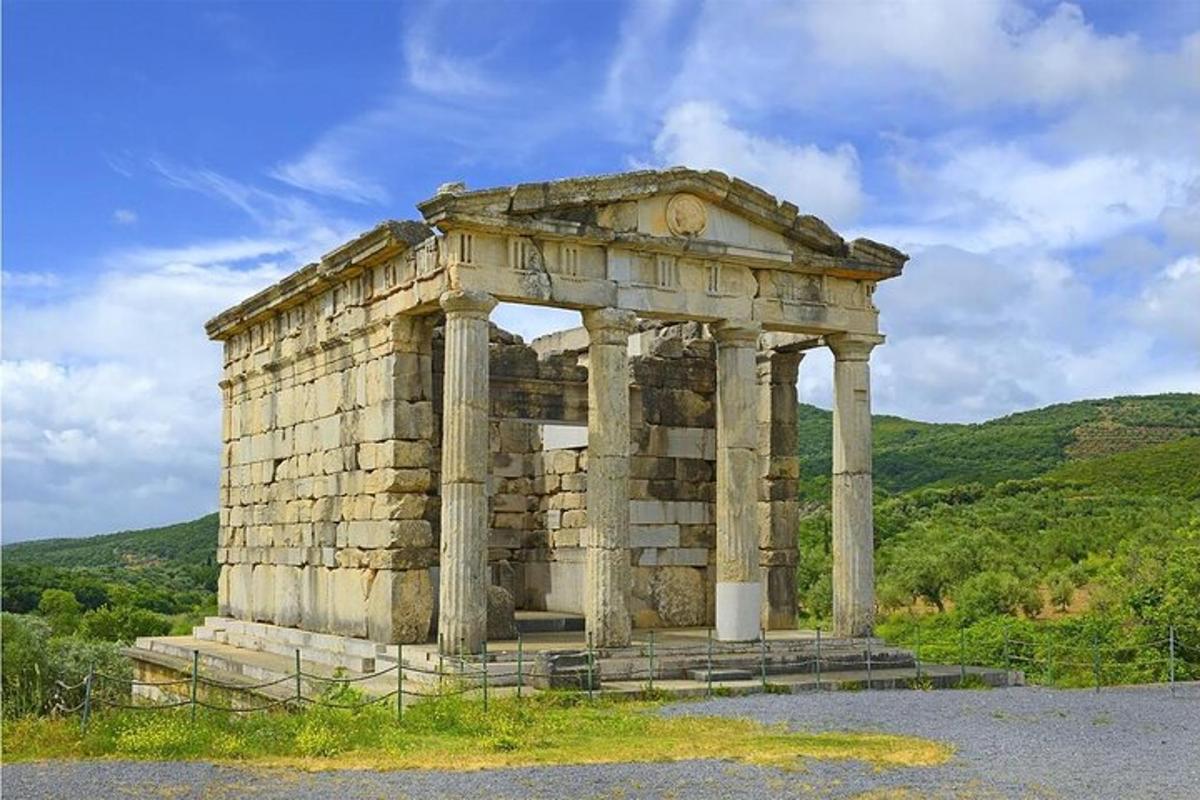 um edifício antigo na encosta de uma colina