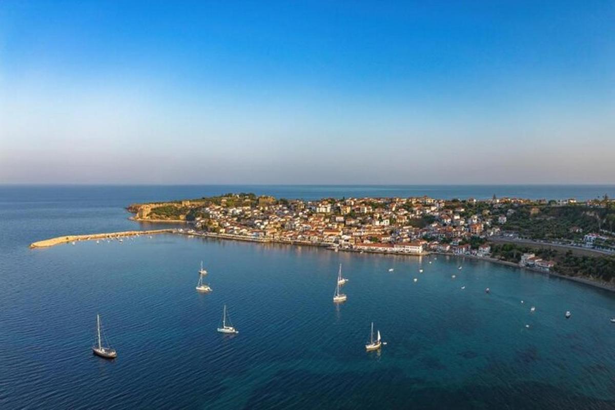 uma vista aérea de um porto com barcos na água