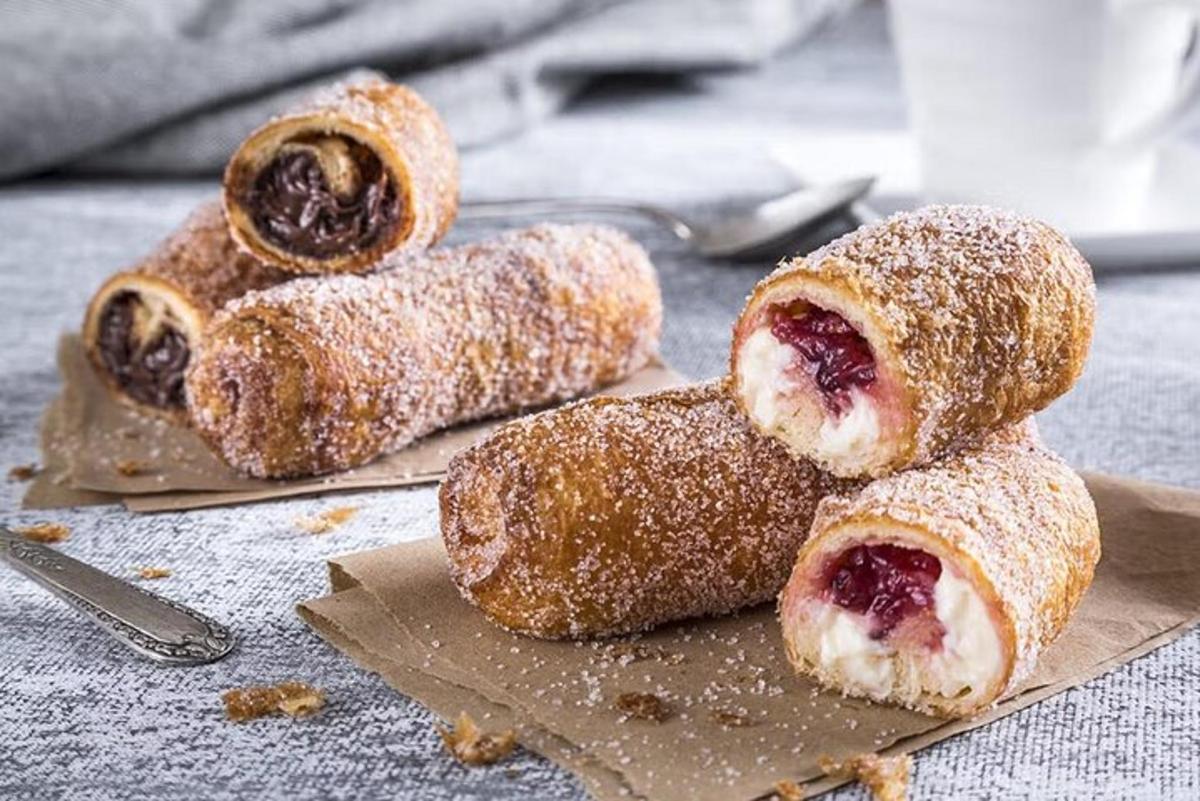 tatlong pastry na may asukal sa mga ito sa isang mesa
