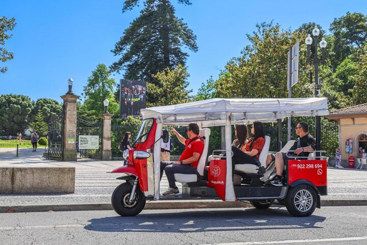 un gruppo di persone a bordo di un golf cart