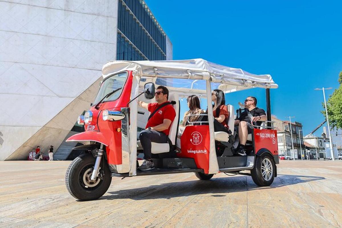 un gruppo di persone a bordo di un golf cart