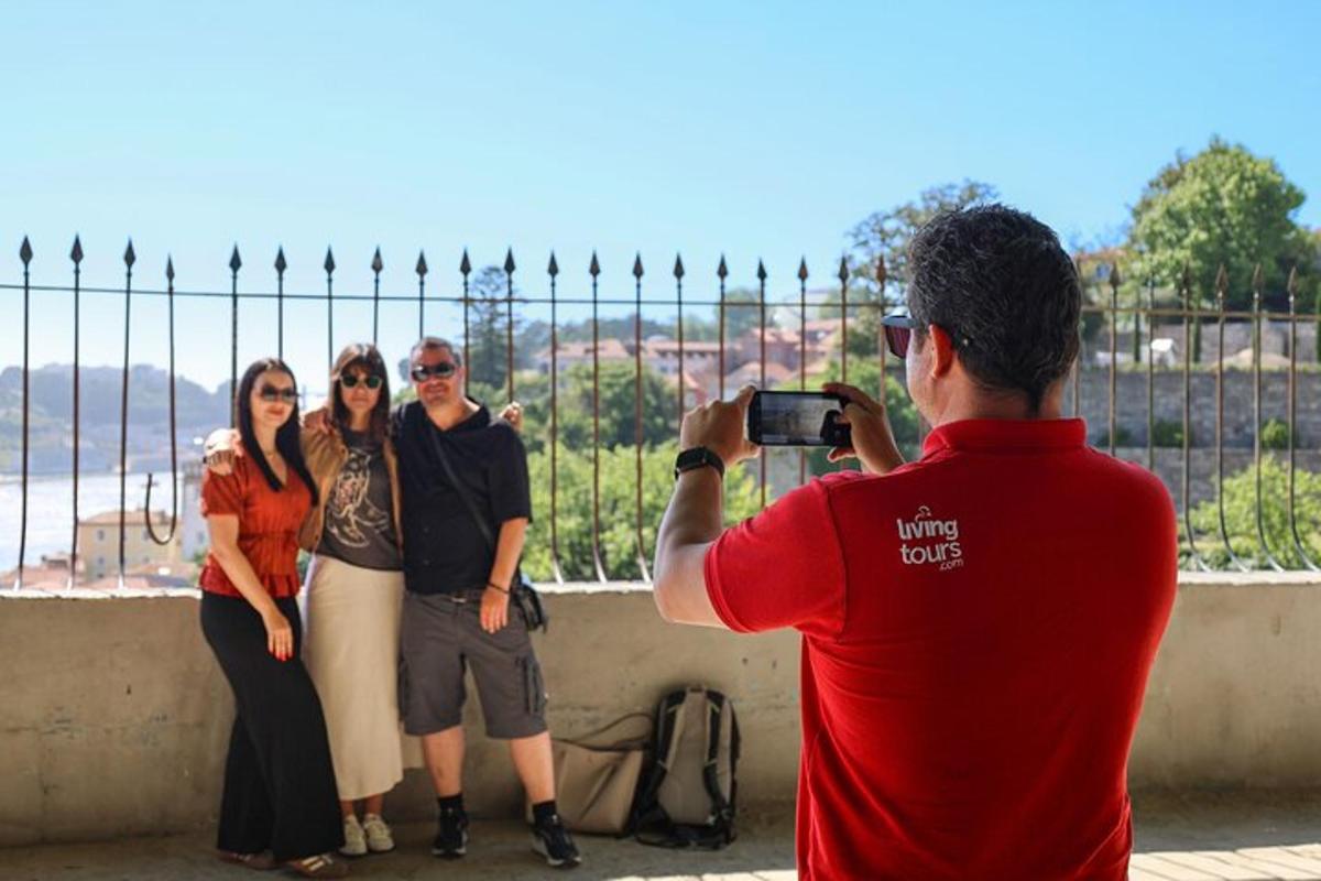 un uomo che scatta una foto a tre donne