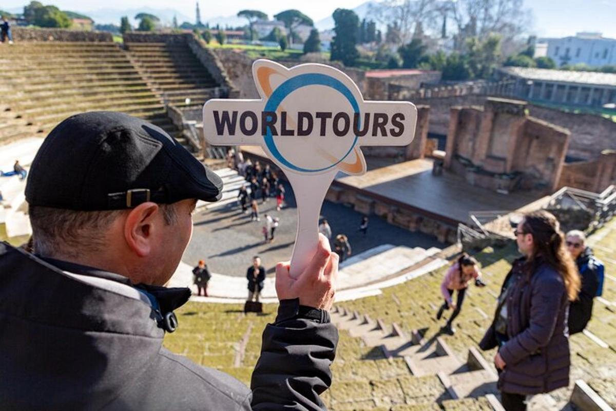 Ein Mann hält ein Schild mit dem Wort „Wunder“ hoch
