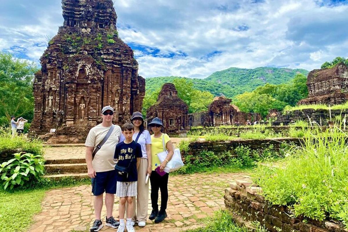 uma família posando para uma foto em frente a um templo