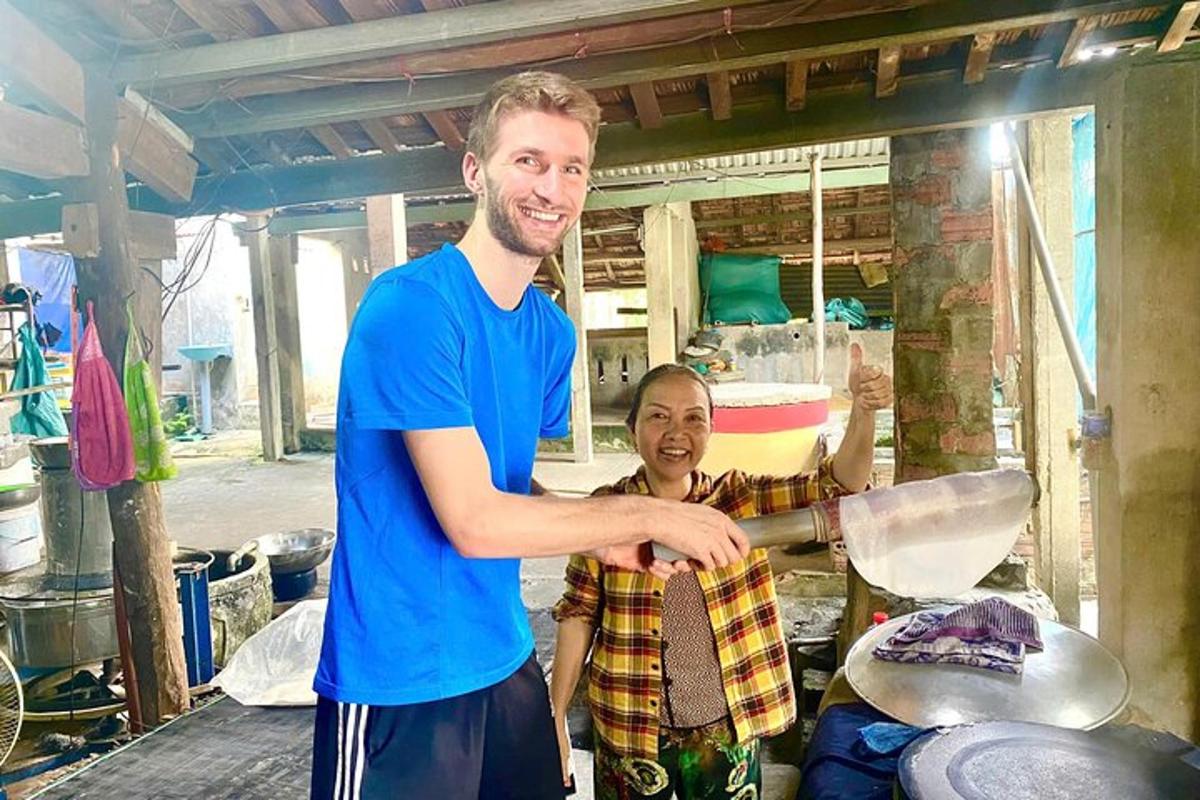 um homem e uma mulher segurando uma espátula grande