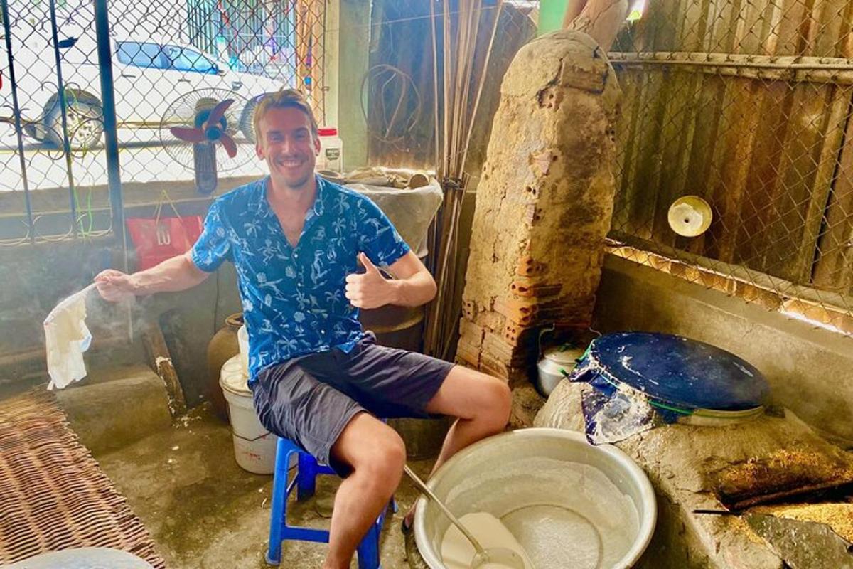 部屋のトイレに座っている男性