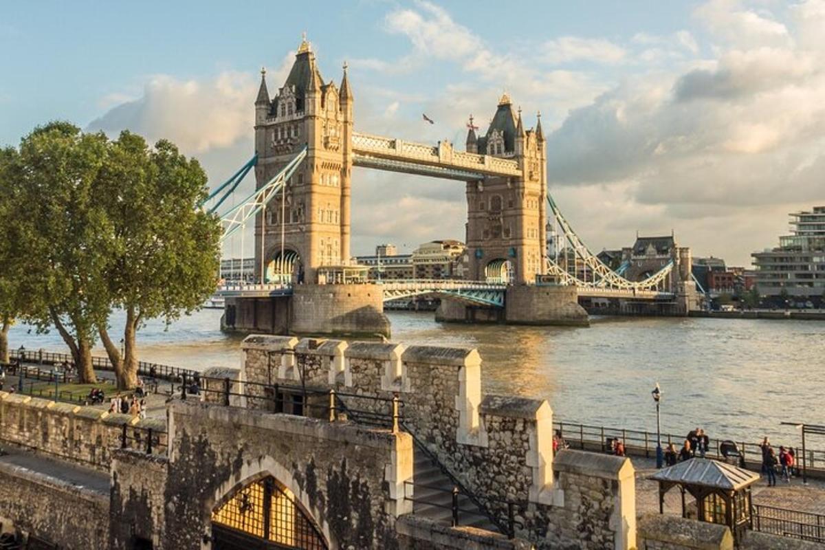 vaade Londoni Tower Bridge'ile