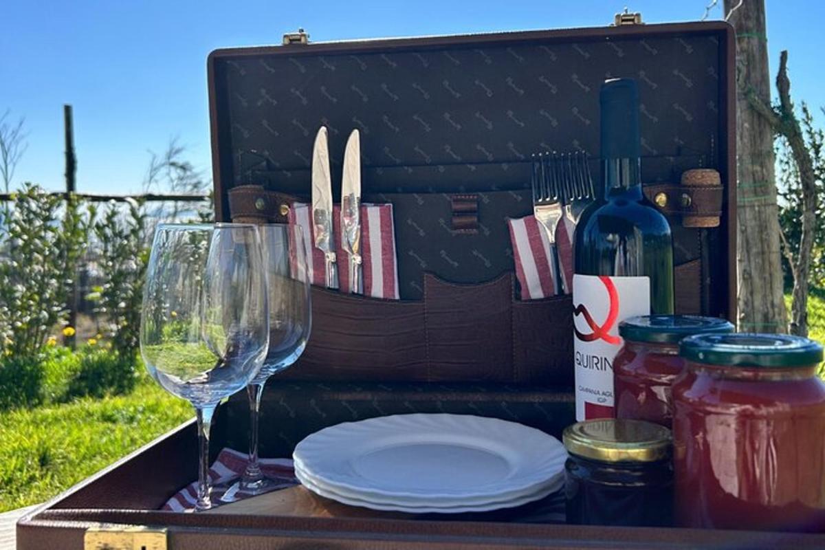 un tavolo con un bicchiere di vino e una bottiglia di vino