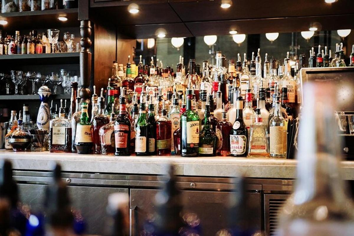 bar plný spousty lahví alkoholu