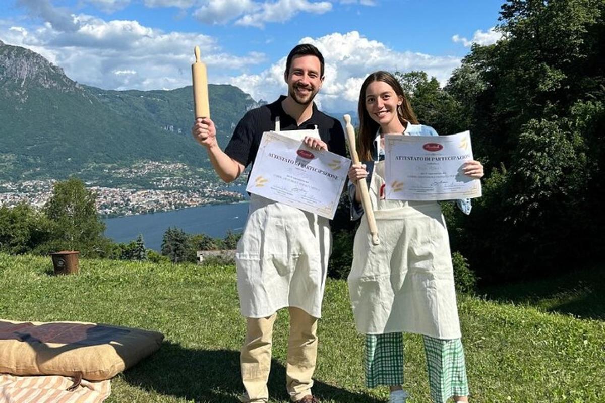 un uomo e una donna che tengono in mano certificati e una mazza