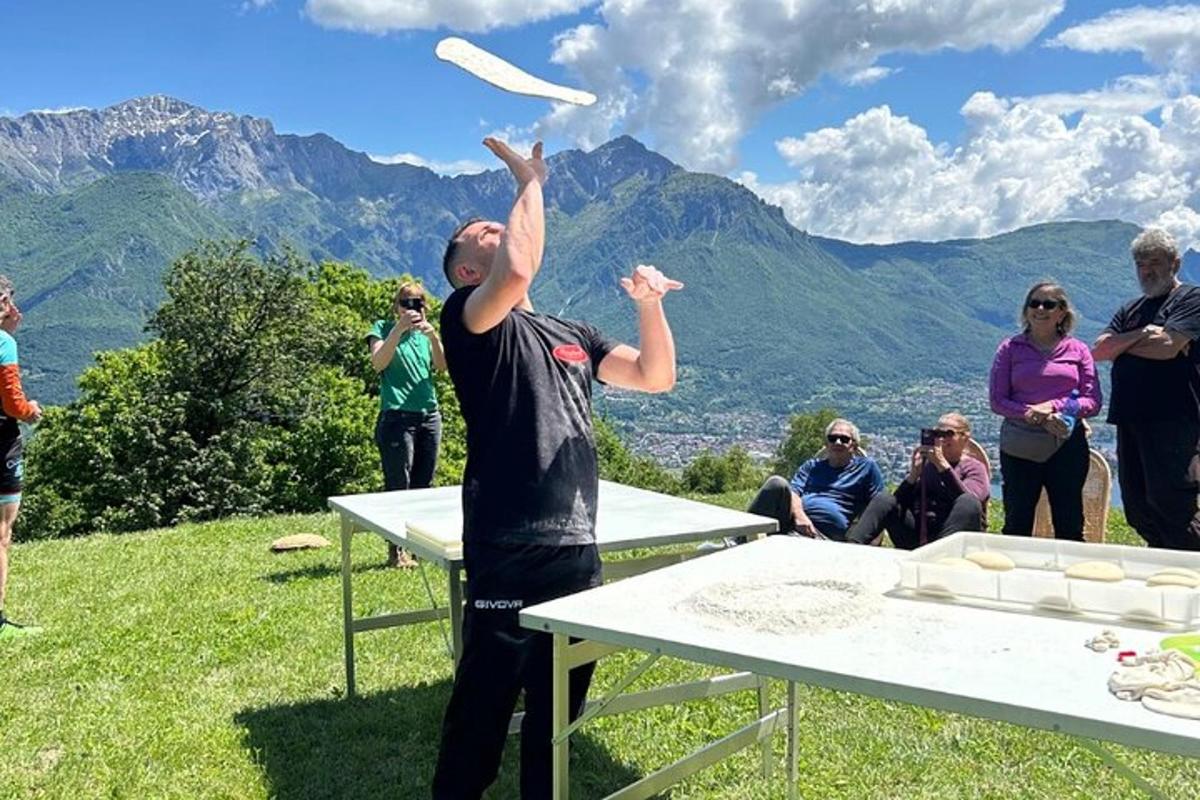 テーブルの上でフリスビーで遊んでいる男性