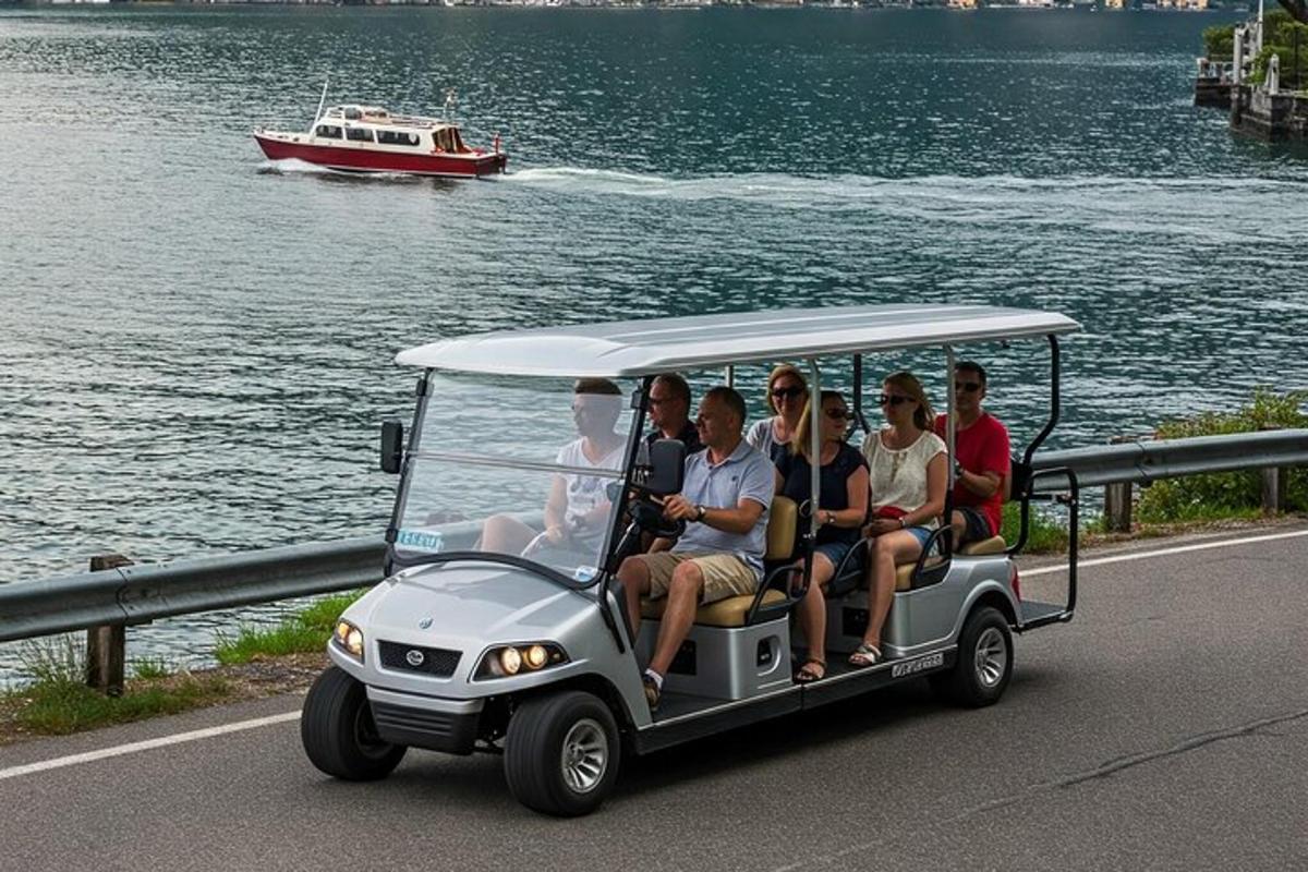 skupina lidí jedoucích na golfovém vozíku po silnici
