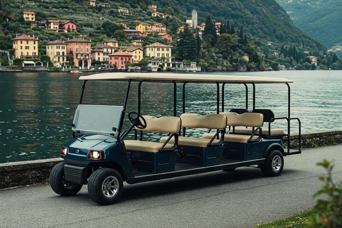 một chiếc xe golf đang chạy trên một con đường bên cạnh một vùng nước