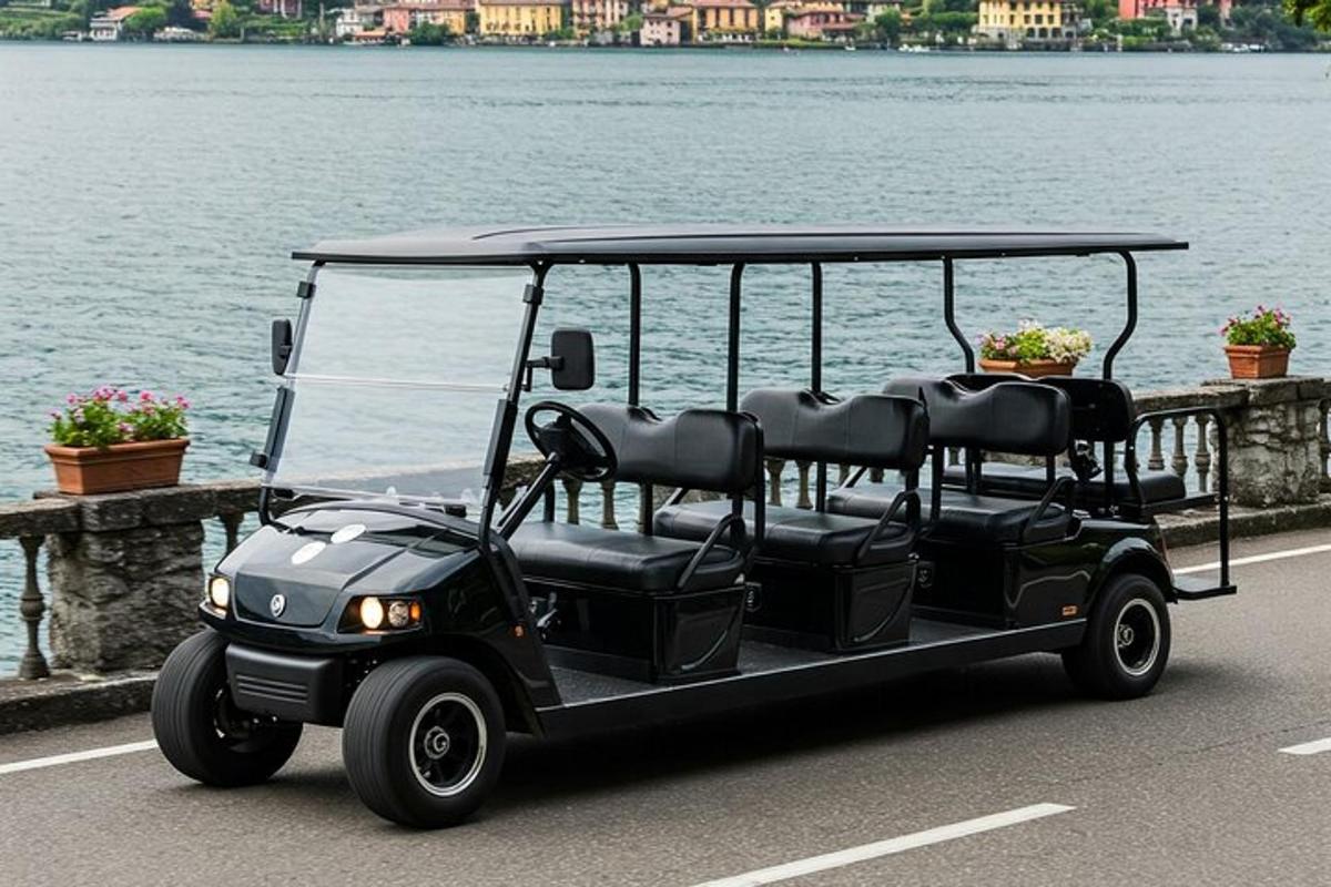 một chiếc xe golf đang chạy trên một con đường gần một vùng nước