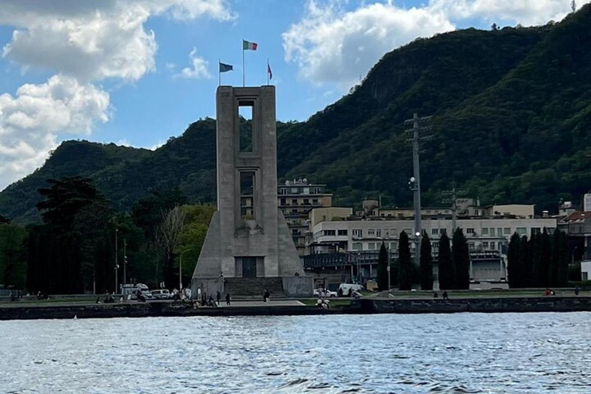 památník se dvěma vlajkami na vrcholu vedle vody