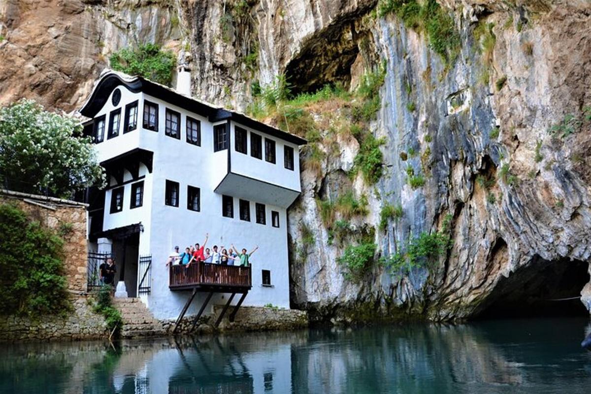 um edifício na encosta de uma montanha próximo à água