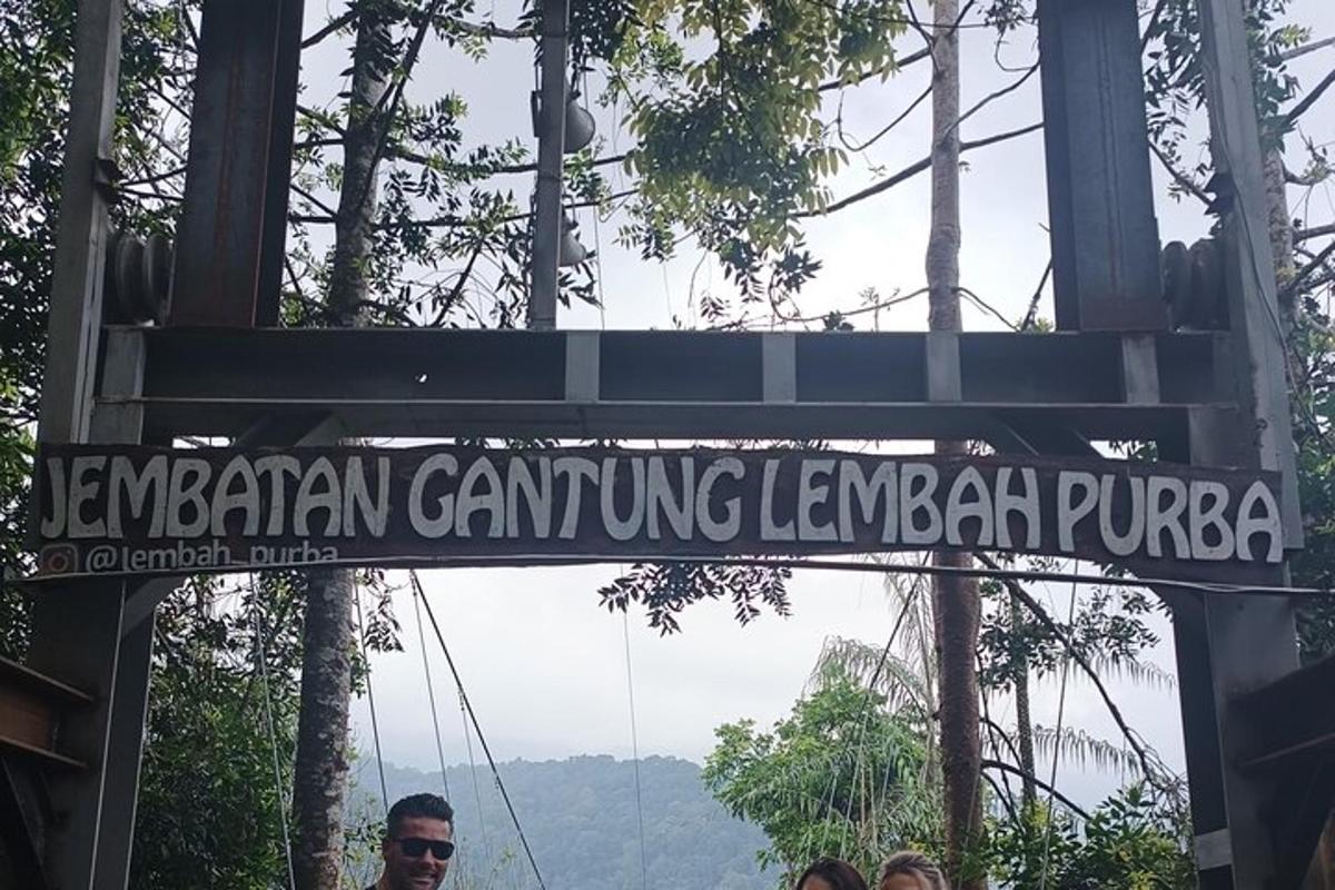 uma placa que diz kyrkan camping província de lembang