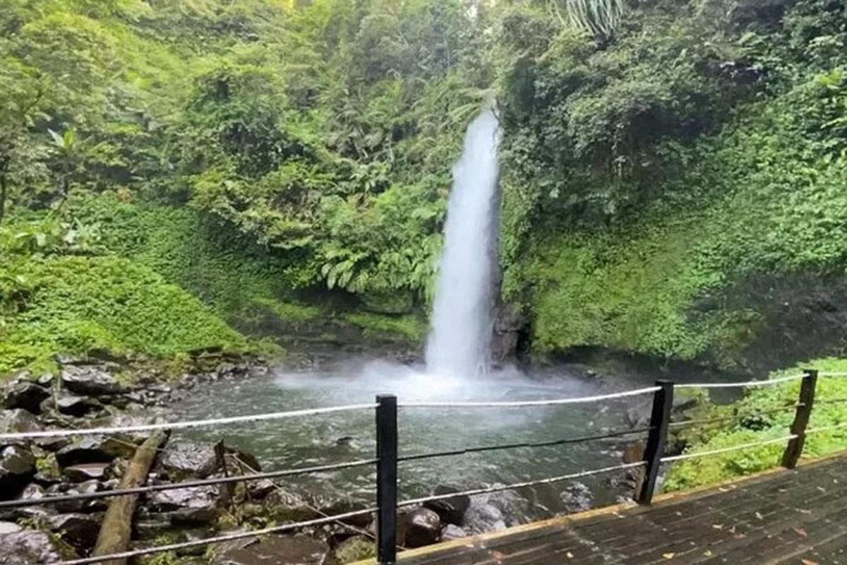 uma cachoeira no meio de um rio