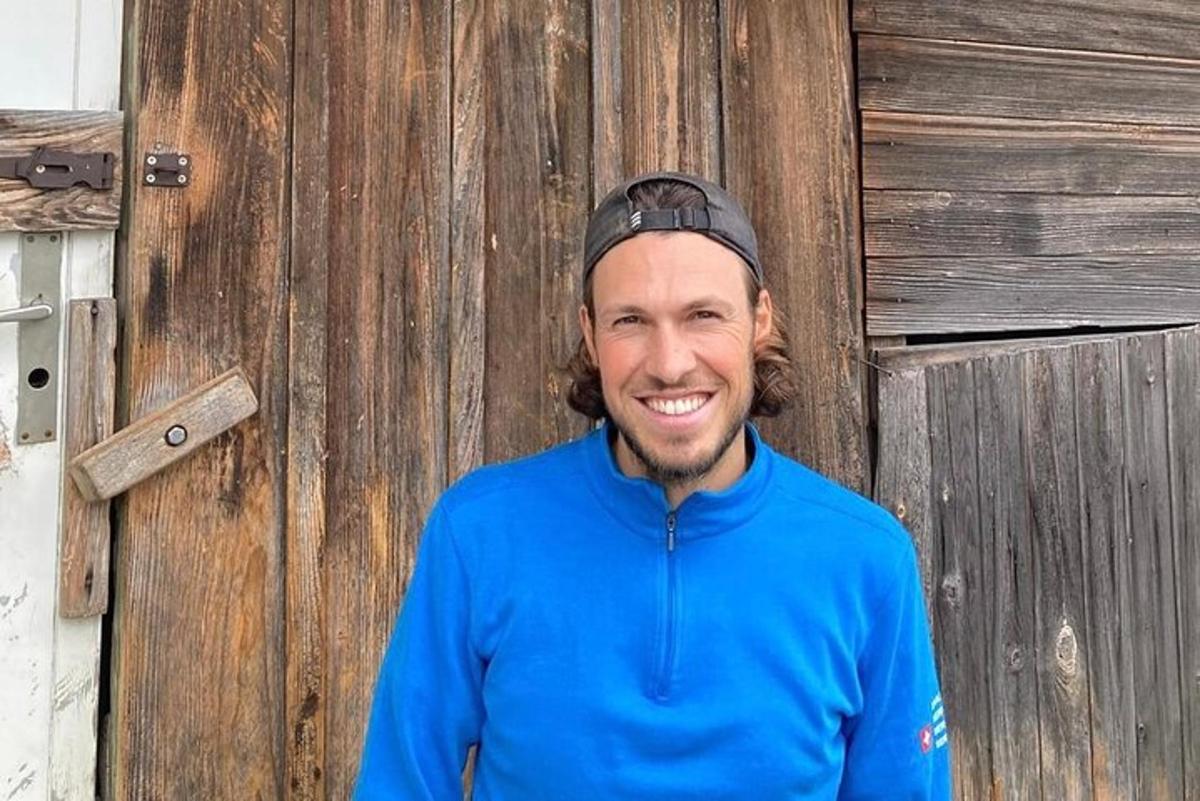 un uomo è in piedi davanti a una porta di legno
