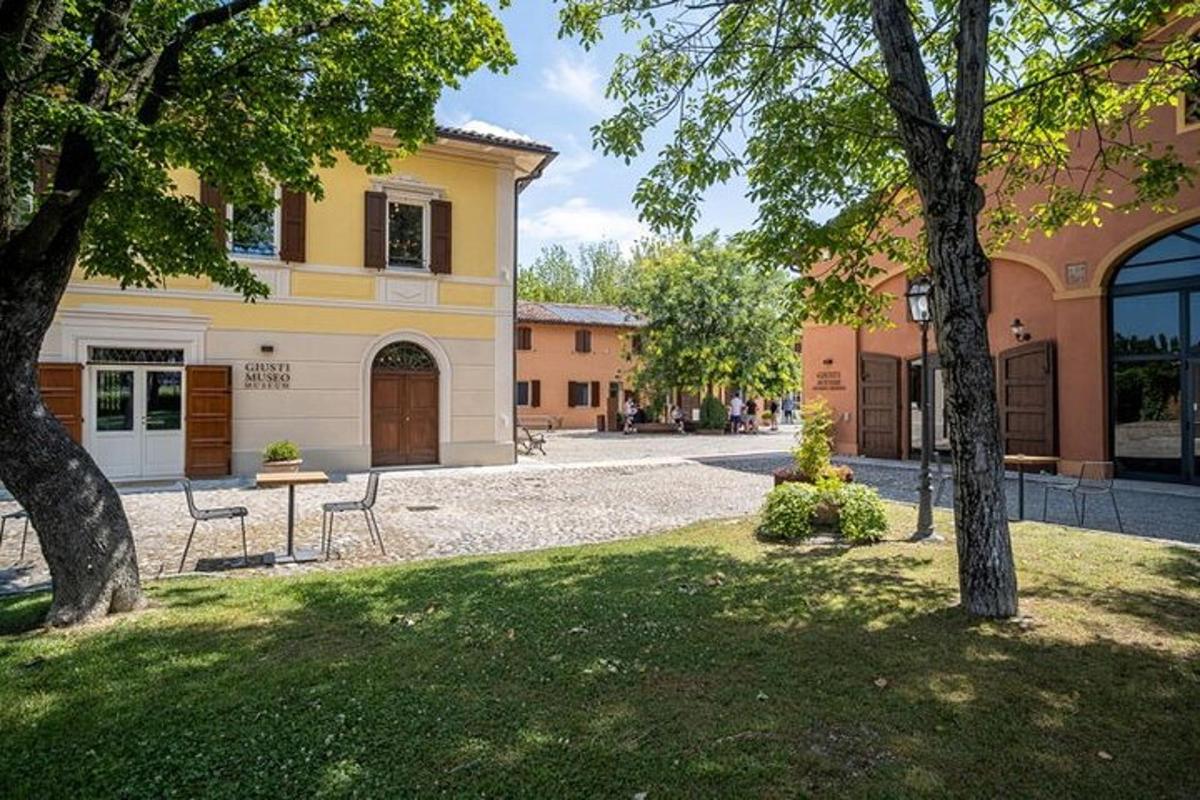 park se dvěma lavičkami před budovou