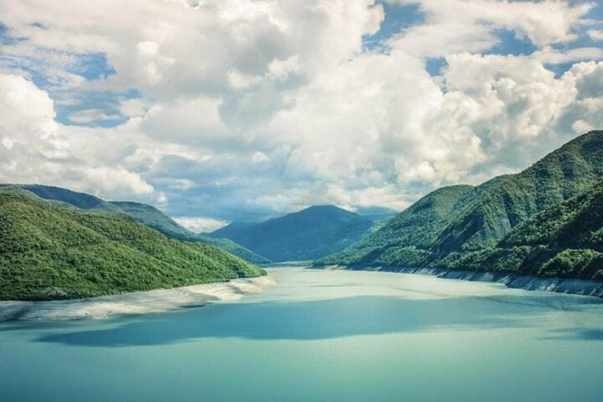 Una vista de un río en un valle con montañas.