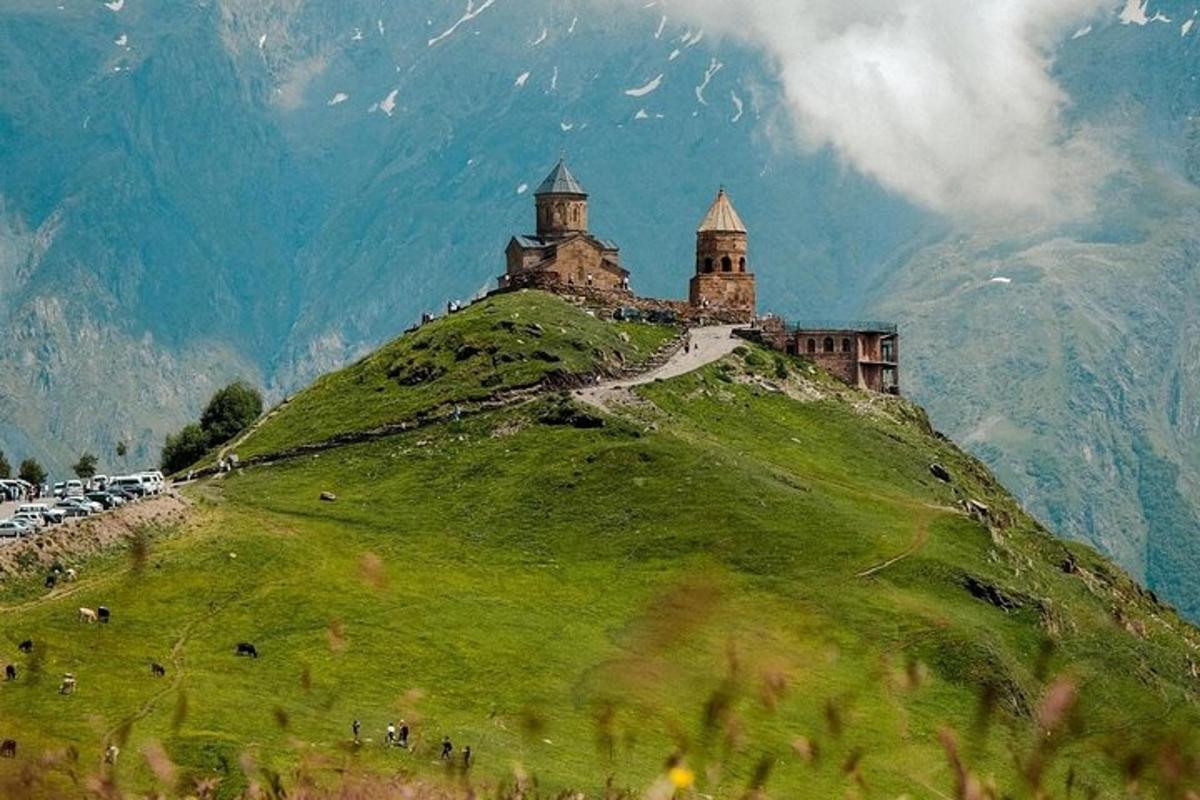 un castillo en la cima de una colina cubierta de hierba