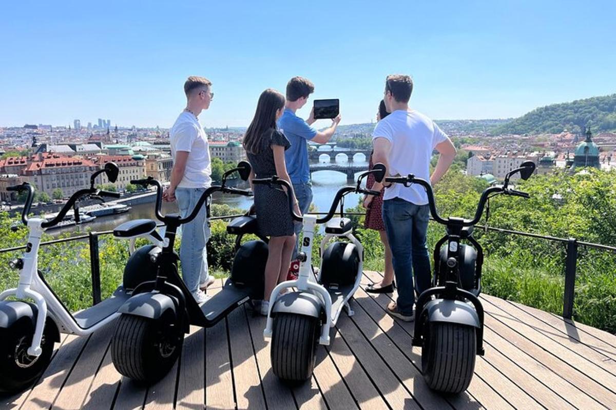 egy csoport ember robogókkal fényképezkedik