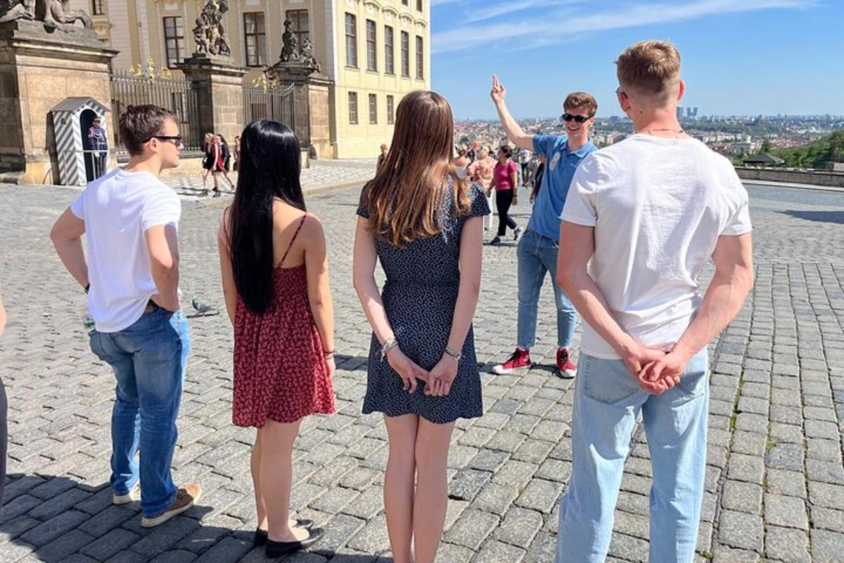 egy csoport ember áll egy épület előtt