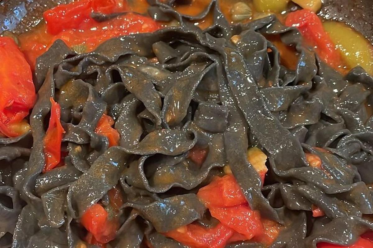 un tazón de comida con fideos y verduras