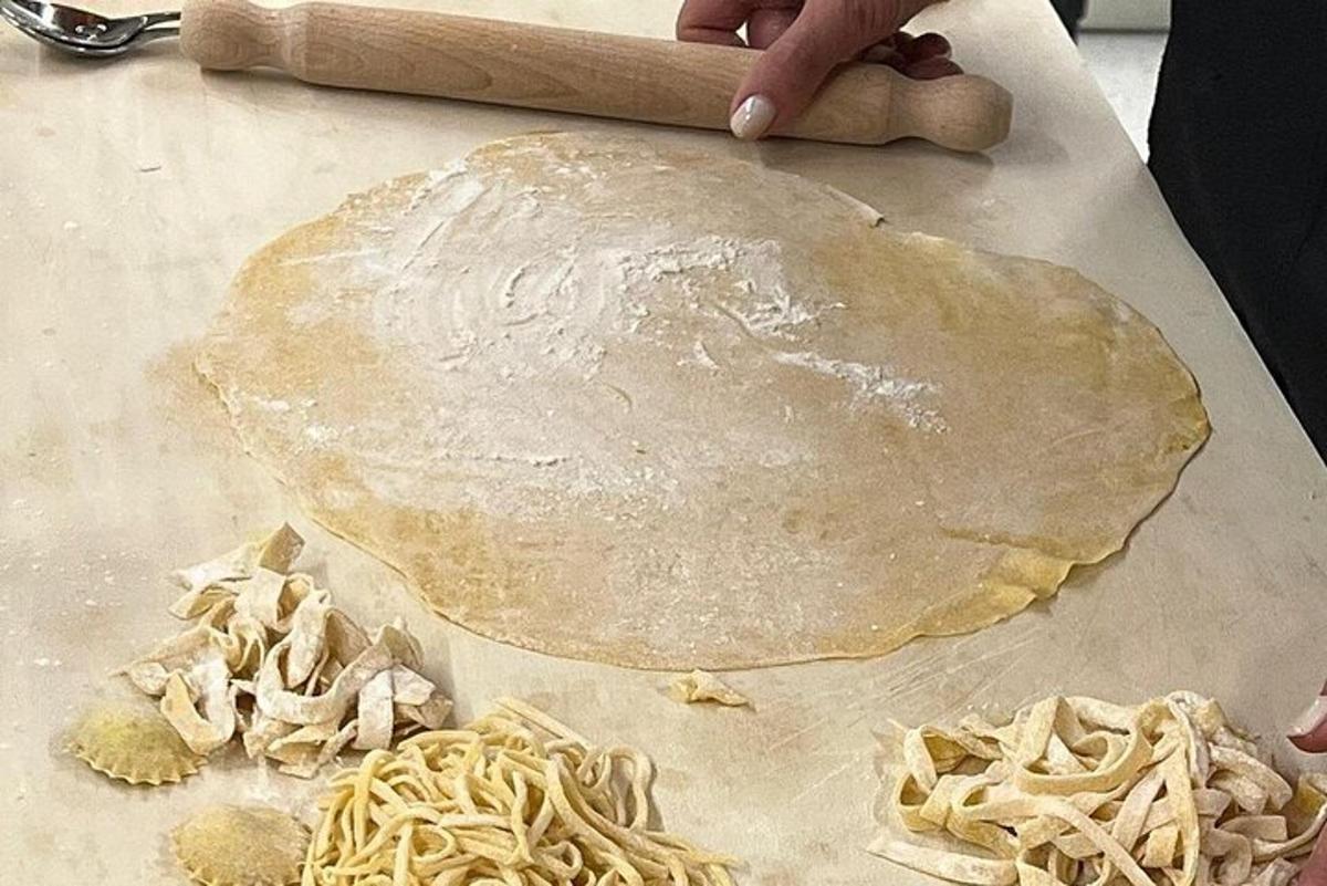 una persona haciendo una tortilla en una mesa con ingredientes
