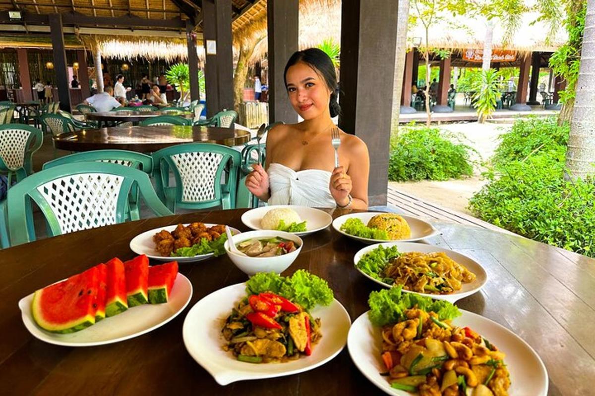 uma mulher sentada à mesa com pratos de comida