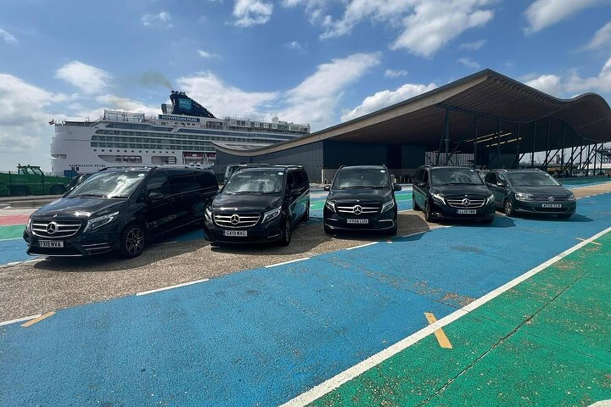 ryhmä autoja pysäköitynä pysäköintialueelle risteilyaluksen kanssa