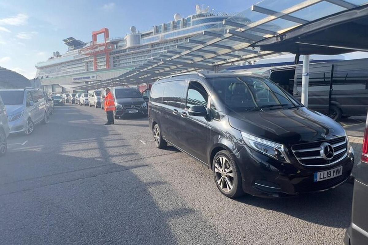 pakettiauto pysäköitynä huoltoasemalle risteilyaluksen kanssa