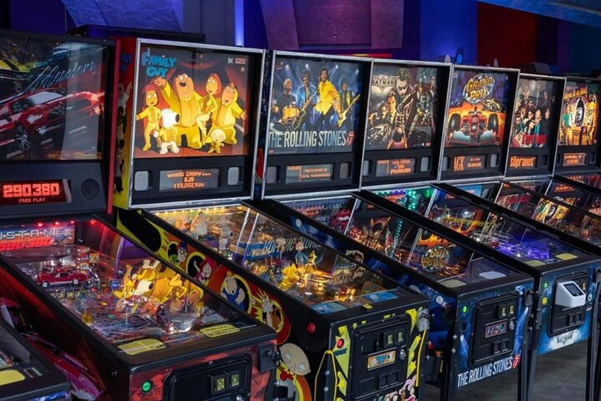 a bunch of pinball machines are lined up