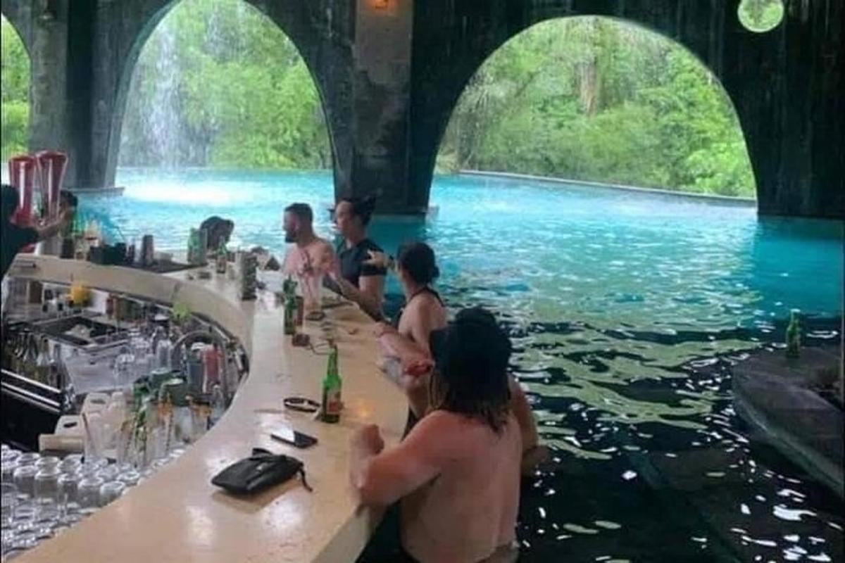 sekumpulan orang duduk di sebuah bar di dalam air